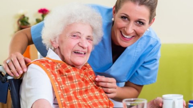 Hilfe im Alter: Welche Unterstützungen gibt es für alleinlebende Senioren?