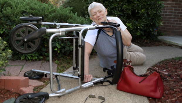Seniorenhandy mit automatischer Sturzerkennung – so hilft es im Ernstfall