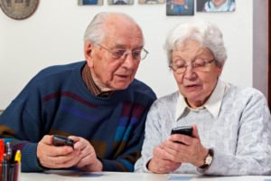 Senioren mit Smartphones
