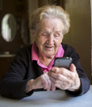 Seniorenhandy: Prepaid oder Vertrag?