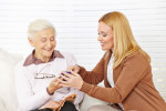 Senioren den Umgang mit dem Handy beibringen